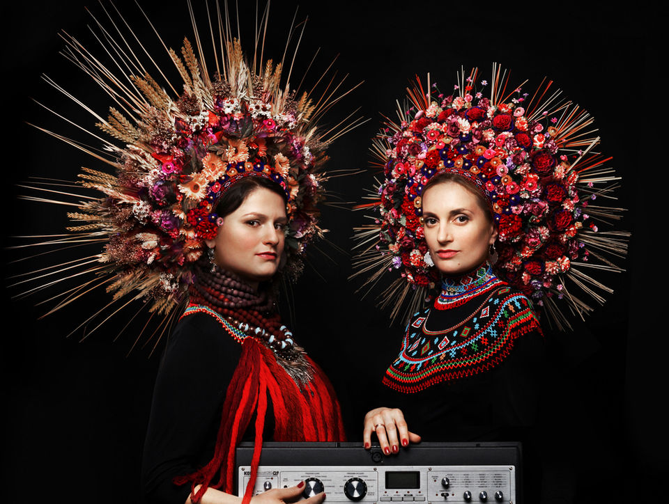 Wokalistki Dagadany w kwiatowych nakryciach głowy z instrumentem klawiszowym